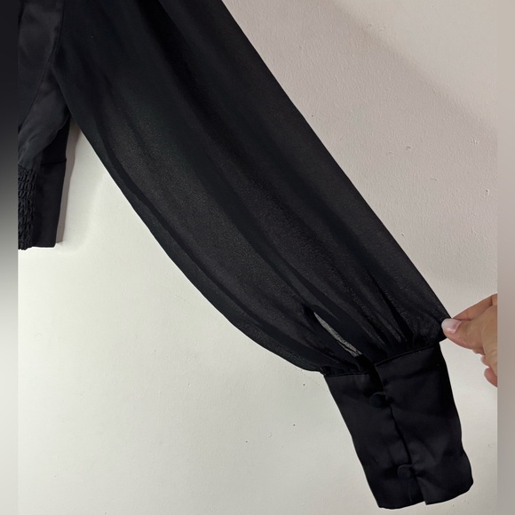 Forever 21 Women’s Black Satin Poly Blend Long Sleeve V-Neck Crop Blouse Size L - Picture 9 of 12